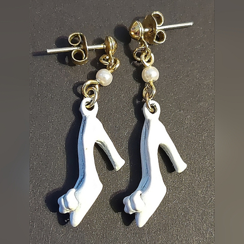 Stiletto lady slipper pierced earrings